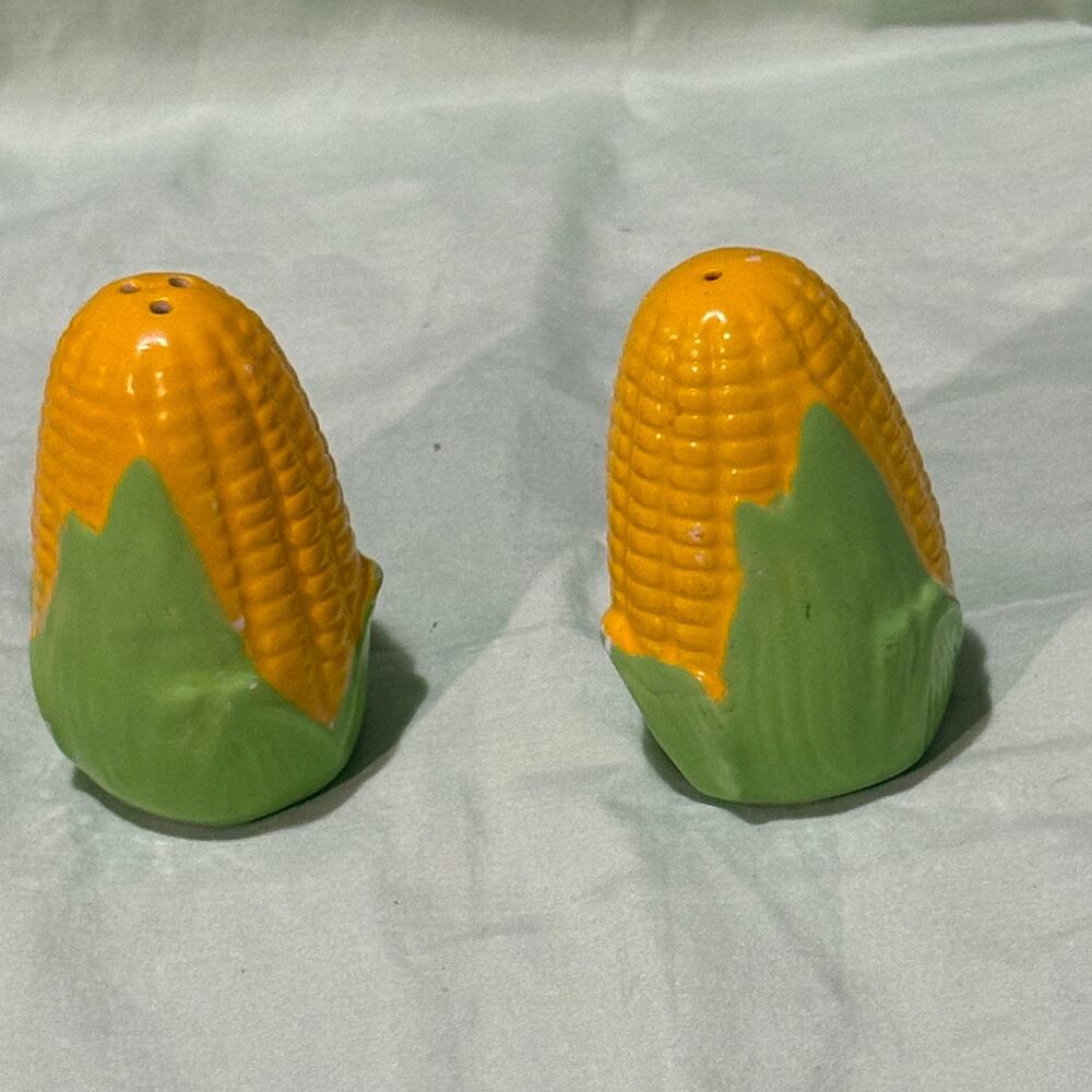 Vintage corn on the cob salt & pepper shakers. Hand painted.
Cute at your BBQ